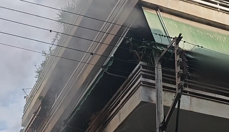 Συναγερμός στην Καλλιθέα για φωτιά σε διαμέρισμα: Εγκλωβίστηκε ηλικιωμένος στο μπαλκόνι