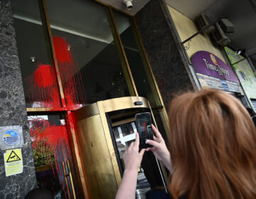 Επίθεση με μπογιές σε ξενοδοχείο που διοργανώνει συνέδριο με θέμα την ενίσχυση της συνεργασίας Ελλάδας – Ισραήλ
