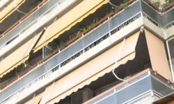 Ασύλληπτη τραγωδία σε σπίτι στην Καλλιθέα: Η 7χρονη σκόνταψε ενώ έπαιζε – Πήγε να πιάσει μια μπάλα από το μπαλκόνι και πέρασε μέσα από την τζαμαρία
