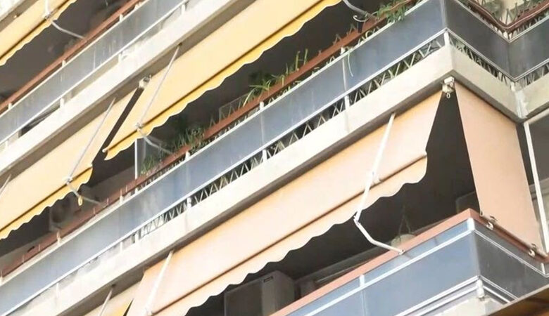 Ασύλληπτη τραγωδία σε σπίτι στην Καλλιθέα: Η 7χρονη σκόνταψε ενώ έπαιζε – Πήγε να πιάσει μια μπάλα από το μπαλκόνι και πέρασε μέσα από την τζαμαρία