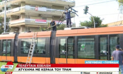 Βλάβη σε συρμό του τραμ στη Γλυφάδα – Φορτηγό χτύπησε τα καλώδια του εναέριου δικτύου ηλεκτροδότησης