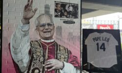 Ο Πάπας Λέων ΙΔ’ σε γκράφιτι στο στάδιο των White Sox στο Σικάγο