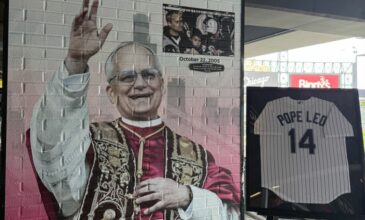 Ο Πάπας Λέων ΙΔ’ σε γκράφιτι στο στάδιο των White Sox στο Σικάγο