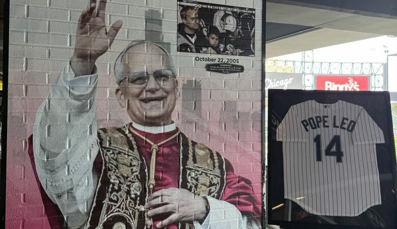 Ο Πάπας Λέων ΙΔ’ σε γκράφιτι στο στάδιο των White Sox στο Σικάγο