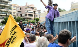 Στα κάγκελα του υπουργείου Μεταφορών οι ταξιτζήδες, ενώ συνεχίζουν την απεργία