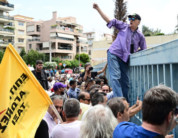 Στα κάγκελα του υπουργείου Μεταφορών οι ταξιτζήδες, ενώ συνεχίζουν την απεργία