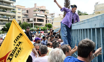 Στα κάγκελα του υπουργείου Μεταφορών οι ταξιτζήδες, ενώ συνεχίζουν την απεργία