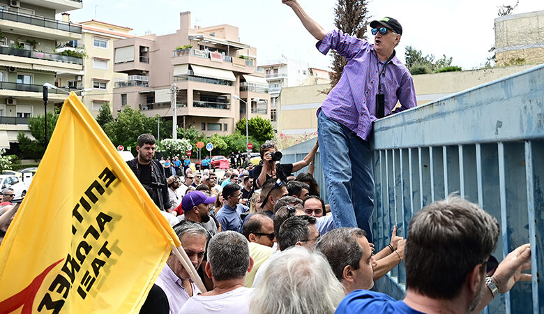 Στα κάγκελα του υπουργείου Μεταφορών οι ταξιτζήδες, ενώ συνεχίζουν την απεργία