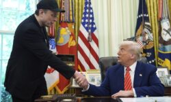 Ύμνοι Τραμπ για τον Ίλον Μασκ που στεκόταν δίπλα του με μαυρισμένο μάτι