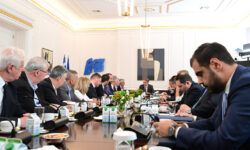 Μητσοτάκης στους 13 περιφερειάρχες: Η κυβέρνηση έχει δεσμευτεί ότι θα φέρει μια λύση νόμιμη, σταθερή αλλά κυρίως λειτουργική, για τους οικισμούς