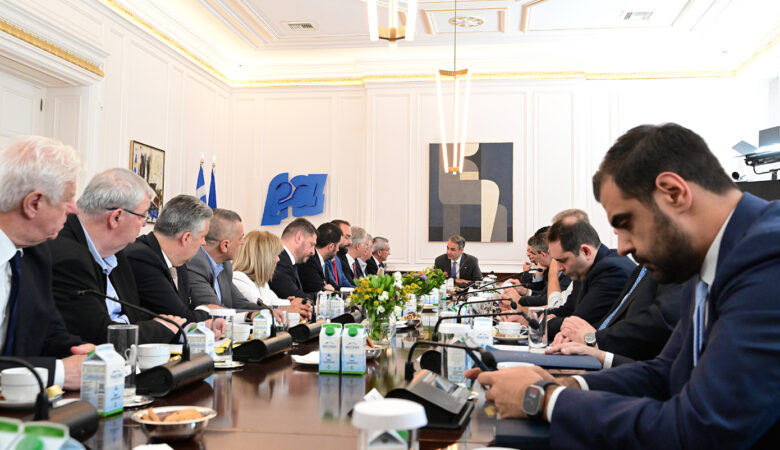 Μητσοτάκης στους 13 περιφερειάρχες: Η κυβέρνηση έχει δεσμευτεί ότι θα φέρει μια λύση νόμιμη, σταθερή αλλά κυρίως λειτουργική, για τους οικισμούς