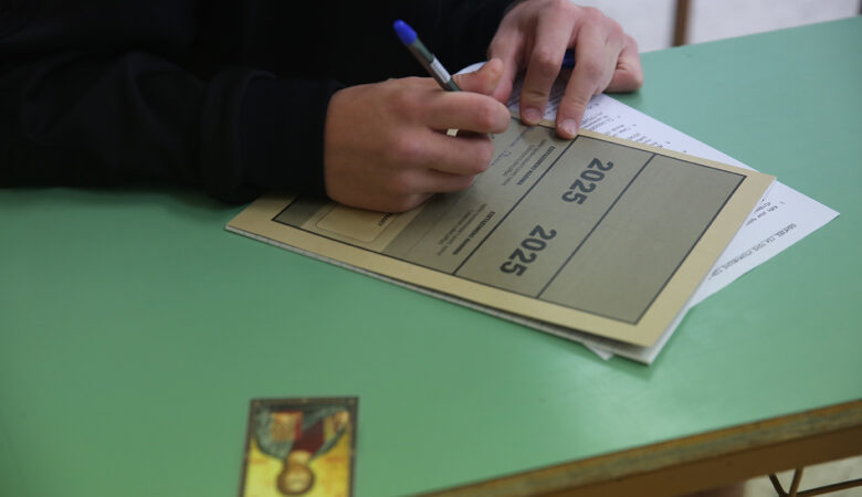 Πανελλαδικές Εξετάσεις 2025: Τα θέματα που έπεσαν σε Νεοελληνική Γλώσσα και Λογοτεχνία για τα ΓΕΛ