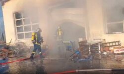Νεκρή βρέθηκε 65χρονη μετά από φωτιά σε σούπερ μάρκετ στη Λέσβο