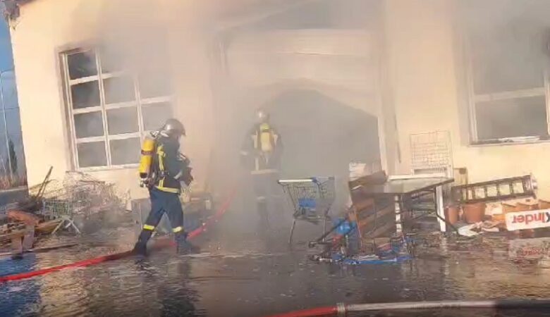 Νεκρή βρέθηκε 65χρονη μετά από φωτιά σε σούπερ μάρκετ στη Λέσβο