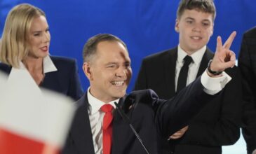 Εκλογές στην Πολωνία: Ο συντηρητικός εθνικιστής υποψήφιος Ναβρότσκι μπροστά με το 51% των ψήφων, σύμφωνα με εκτίμηση