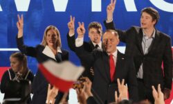 Εκλογές στην Πολωνία: Νικητής ο συντηρητικός εθνικιστής υποψήφιος Κάρολ Ναβρότσκι