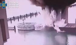 Η Ουκρανία ανακοίνωσε ότι έπληξε με εκρηκτικά τη γέφυρα της Κριμαίας – Δείτε βίντεο