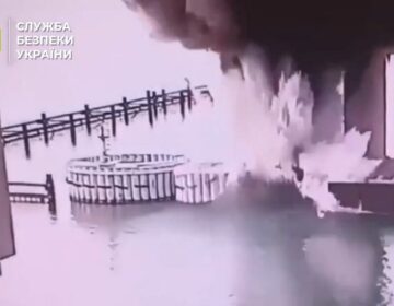 Η Ουκρανία ανακοίνωσε ότι έπληξε με εκρηκτικά τη γέφυρα της Κριμαίας – Δείτε βίντεο