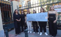 Σε κλίμα έντασης ξεκίνησε η δίκη για την δολοφονία της Κυριακής Γρίβα