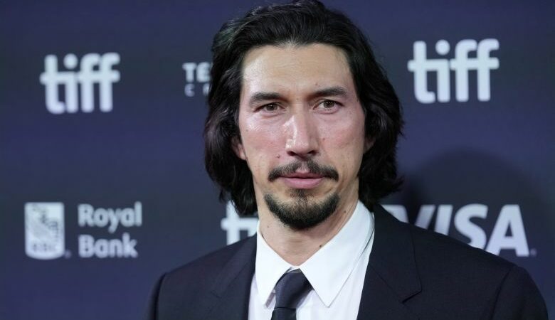 Άρχισαν τα γυρίσματα για το «Paper Tiger» με πρωταγωνιστές τους Άνταμ Ντράιβερ, Σκάρλετ Γιόχανσον και Μάιλς Τέλερ