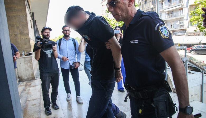 Κακουργηματική δίωξη στον 34χρονο που κλώτσησε και πάτησε γατάκι στην Καλαμαριά
