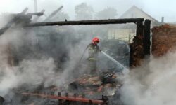 Οικογενειακό δράμα για Ουκρανό πυροσβέστη: Βρήκε νεκρούς γυναίκα, κόρη και εγγονό από ρωσικό πλήγμα