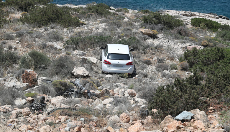 Αυτοκίνητο έπεσε σε γκρεμό στα Λιμανάκια Βουλιαγμένης