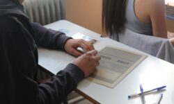 Πανελλαδικές Εξετάσεις 2025: Αυξημένης δυσκολίας τα θέματα σε Ιστορία και Φυσική – Αναμενόμενα στην Οικονομία
