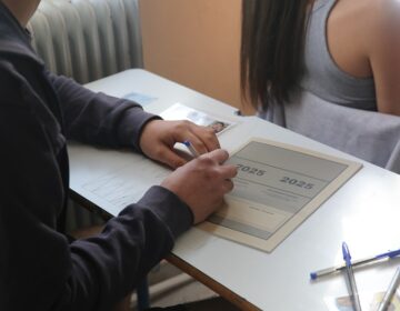 Πανελλαδικές Εξετάσεις 2025: Αυξημένης δυσκολίας τα θέματα σε Ιστορία και Φυσική – Αναμενόμενα στην Οικονομία