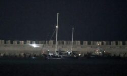 Οι ακτιβιστές του ιστιοφόρου Madleen που κατευθυνόταν στη Γάζα οδηγούνται στο αεροδρόμιο του Τελ Αβίβ για να απελαθούν