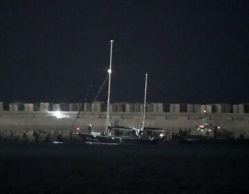Οι ακτιβιστές του ιστιοφόρου Madleen που κατευθυνόταν στη Γάζα οδηγούνται στο αεροδρόμιο του Τελ Αβίβ για να απελαθούν