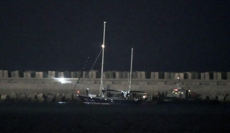 Οι ακτιβιστές του ιστιοφόρου Madleen που κατευθυνόταν στη Γάζα οδηγούνται στο αεροδρόμιο του Τελ Αβίβ για να απελαθούν