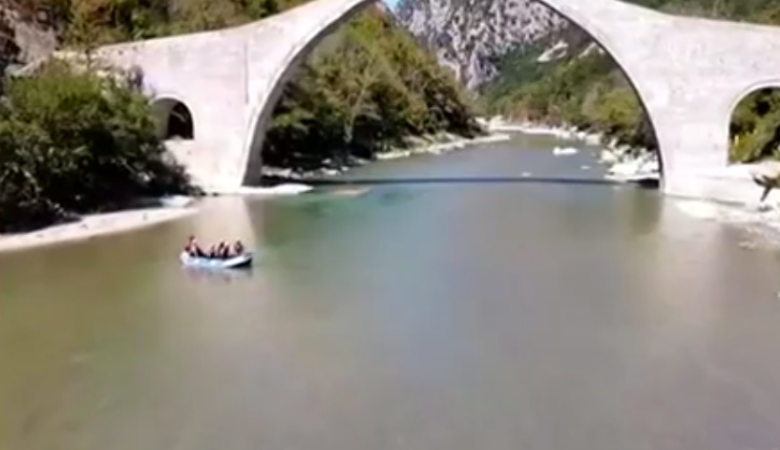 Μεταφέρονται στην Πάτρα τα δύο παιδιά που ανασύρθηκαν από τον ποταμό Άραχθο και ανέκτησαν τις αισθήσεις τους