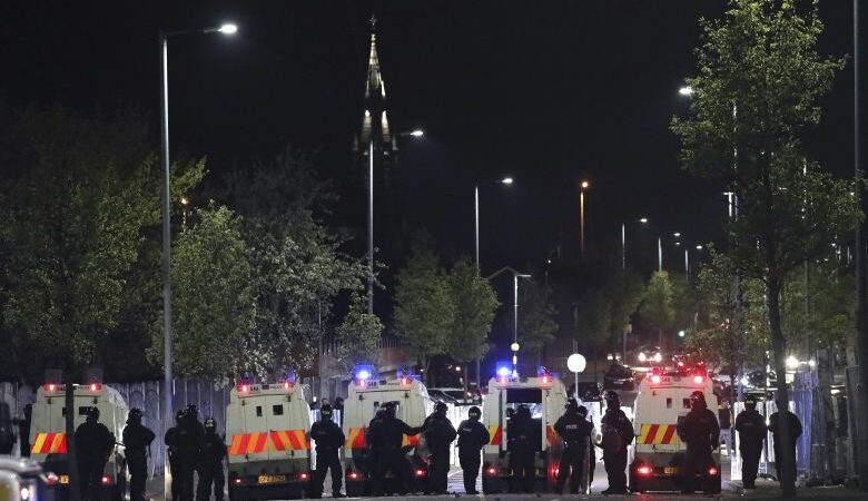 Εκκλήσεις για ηρεμία στην Βόρεια Ιρλανδία έπειτα από μια δεύτερη νύχτα επεισοδίων
