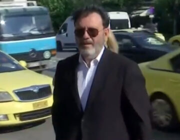 Στάθης Αγγελόπουλος: «Ποτέ δεν σηκώνω χέρι. Δεν έχω μιλήσει με την πρώην σύζυγό μου» – Στην Ευελπίδων ο τραγουδιστής