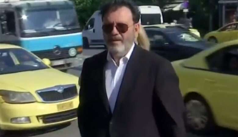 Στάθης Αγγελόπουλος: «Ποτέ δεν σηκώνω χέρι. Δεν έχω μιλήσει με την πρώην σύζυγό μου» – Στην Ευελπίδων ο τραγουδιστής