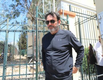 Αναβλήθηκε η δίκη του Στάθη Αγγελόπουλου για το επεισόδιο με την πρώην σύζυγό του – Ζητήθηκε να καταθέσει ο γιος τους