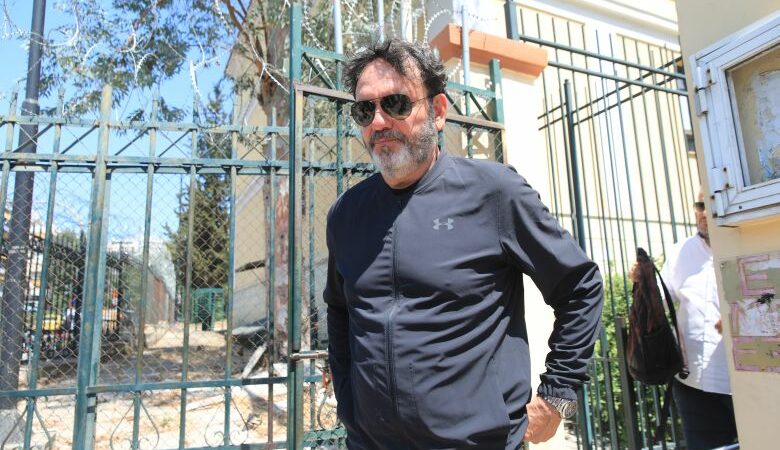 Αναβλήθηκε η δίκη του Στάθη Αγγελόπουλου για το επεισόδιο με την πρώην σύζυγό του – Ζητήθηκε να καταθέσει ο γιος τους