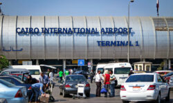 Δεκάδες Έλληνες κρατούνται στο αεροδρόμιο του Καΐρου – Θέλουν να συμμετάσχουν στη δράση «Πορεία προς τη Γάζα»