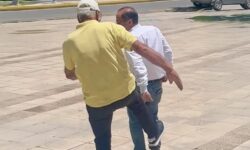 Ντροπιαστική εικόνα έξω από το δημαρχείο Ραφήνας: Πρώην δήμαρχος επιτέθηκε με κλωτσιές στον Ευάγγελο Μπουρνού