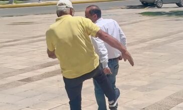 Ντροπιαστική εικόνα έξω από το δημαρχείο Ραφήνας: Πρώην δήμαρχος επιτέθηκε με κλωτσιές στον Ευάγγελο Μπουρνού