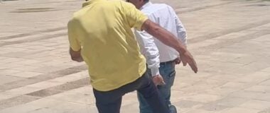 Ντροπιαστική εικόνα έξω από το δημαρχείο Ραφήνας: Πρώην δήμαρχος επιτέθηκε με κλωτσιές στον Ευάγγελο Μπουρνού