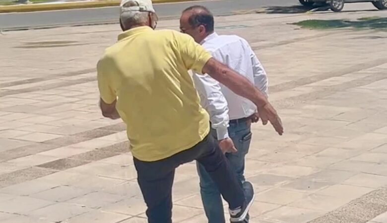 Ντροπιαστική εικόνα έξω από το δημαρχείο Ραφήνας: Πρώην δήμαρχος επιτέθηκε με κλωτσιές στον Ευάγγελο Μπουρνού