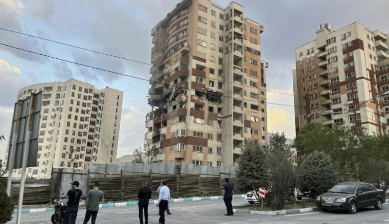 Φλέγεται η Μέση Ανατολή: «Κήρυξη πολέμου» θεωρεί το Ιράν την ισραηλινή επίθεση – «Κάντε συμφωνία, πριν να είναι πολύ αργά» διαμηνύει ο Τραμπ