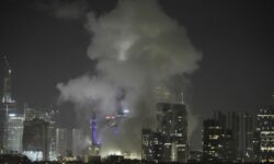 Εκατοντάδες πύραυλοι εκτοξεύτηκαν από το Ιράν στο Ισραήλ – Εκρήξεις σε Τελ Αβίβ και Ιερουσαλήμ