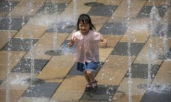Η τροπική καταιγίδα Wutip σαρώνει την κινέζικη επαρχία Χαϊνάν