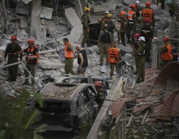 Το Ιράν «πληρώνει με το ίδιο νόμισμα» το Ισραήλ: Εκτοξεύτηκαν ομοβροντίες βαλλιστικών πυραύλων – Καταστράφηκαν 9 κτίρια σε συνοικία του Τελ Αβίβ