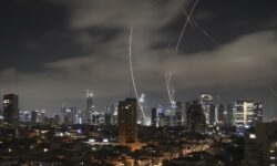 Στις «φλόγες» η Μέση Ανατολή: Νέο μπαράζ πυραυλικών επιθέσεων από το Ιράν – Πλήγματα σε διυλιστήρια στην Τεχεράνη