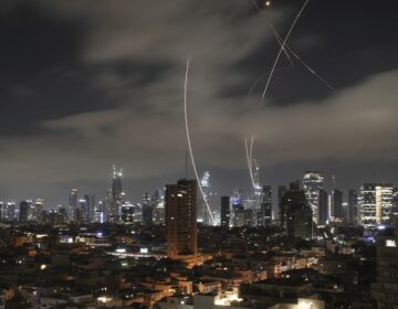 Στις «φλόγες» η Μέση Ανατολή: Νέο μπαράζ πυραυλικών επιθέσεων από το Ιράν – Πλήγματα σε διυλιστήρια στην Τεχεράνη