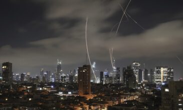 Στις «φλόγες» η Μέση Ανατολή: Νέο μπαράζ πυραυλικών επιθέσεων από το Ιράν – Πλήγματα σε διυλιστήρια στην Τεχεράνη